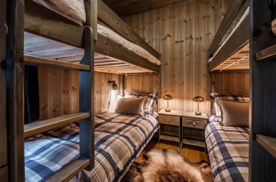Køjeseng med bred underkøje